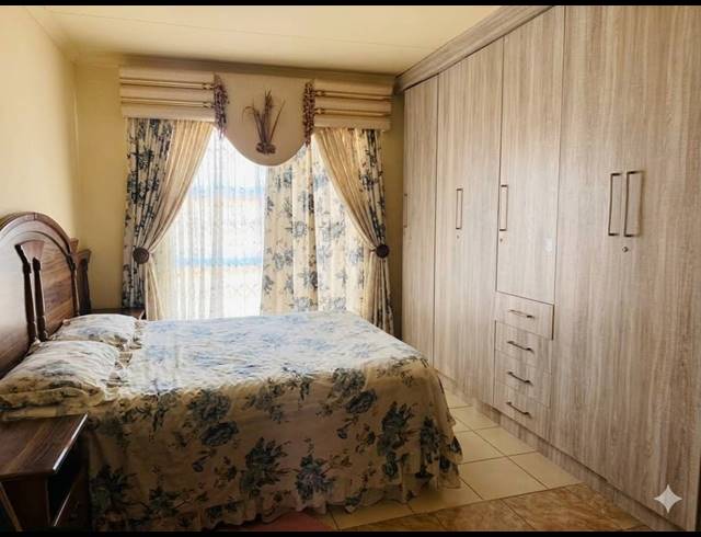 2 BEDROOM HOUSE FOR SALE IN GEELHOUTPARK